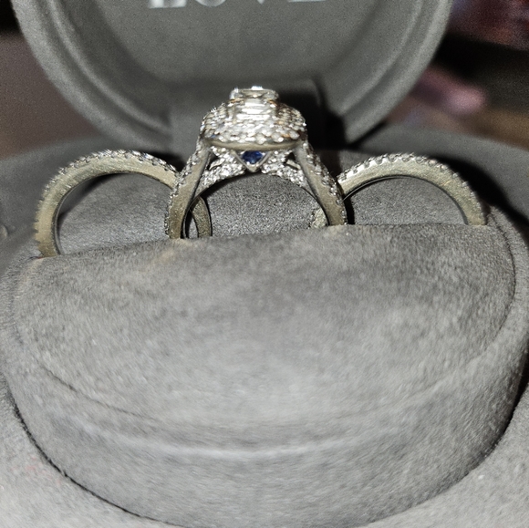 Vera Wang 1.45 total carat Engagement ring and two wedding bands .23 carats/each - Picture 10 of 10